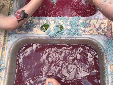 Børn der sanser i vand og med krymmel